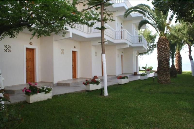 Posidonia Pension Амаринтос Екстериор снимка