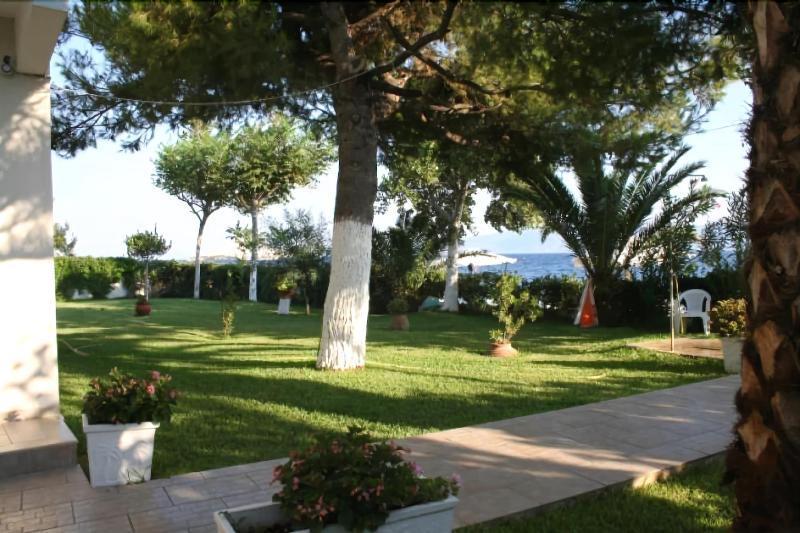 Posidonia Pension Амаринтос Екстериор снимка