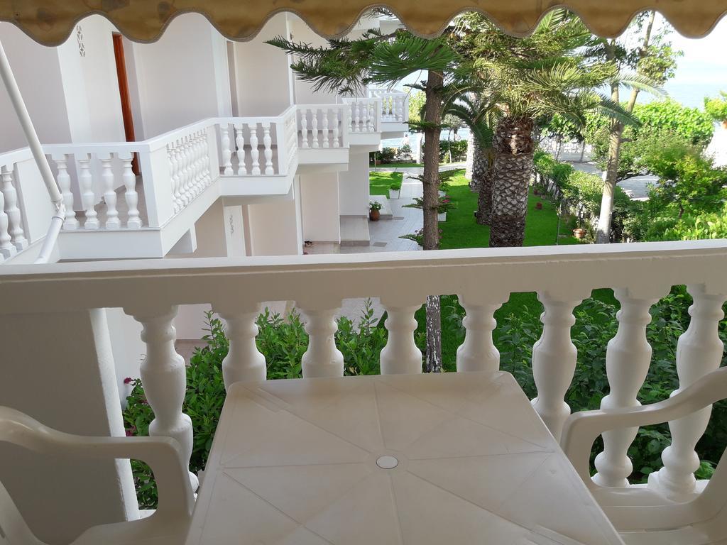 Posidonia Pension Амаринтос Екстериор снимка